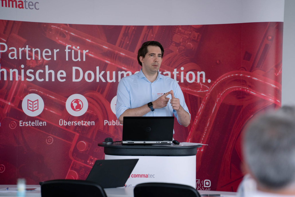 Maximilian Tauchnitz erklärt den digitalen Produktpass.
