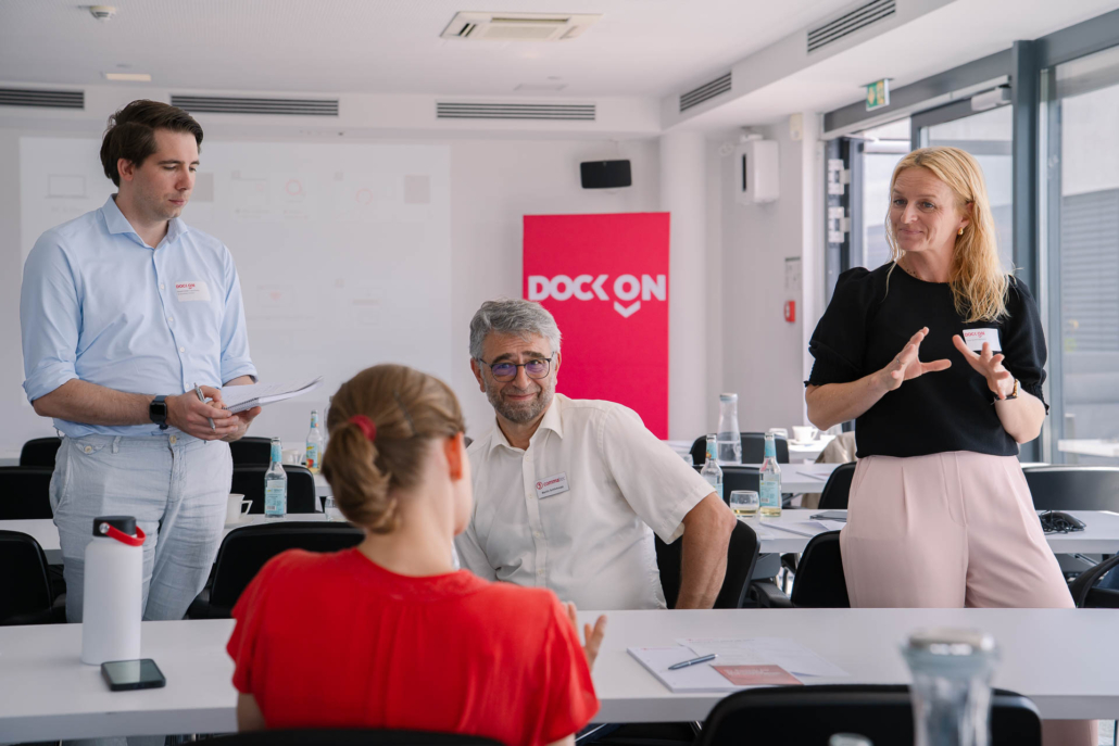 Teilnehmer in der Diskussion.