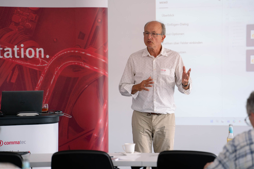 Matthias Hattemer erklärt die Vorzüge des E-Learnings.